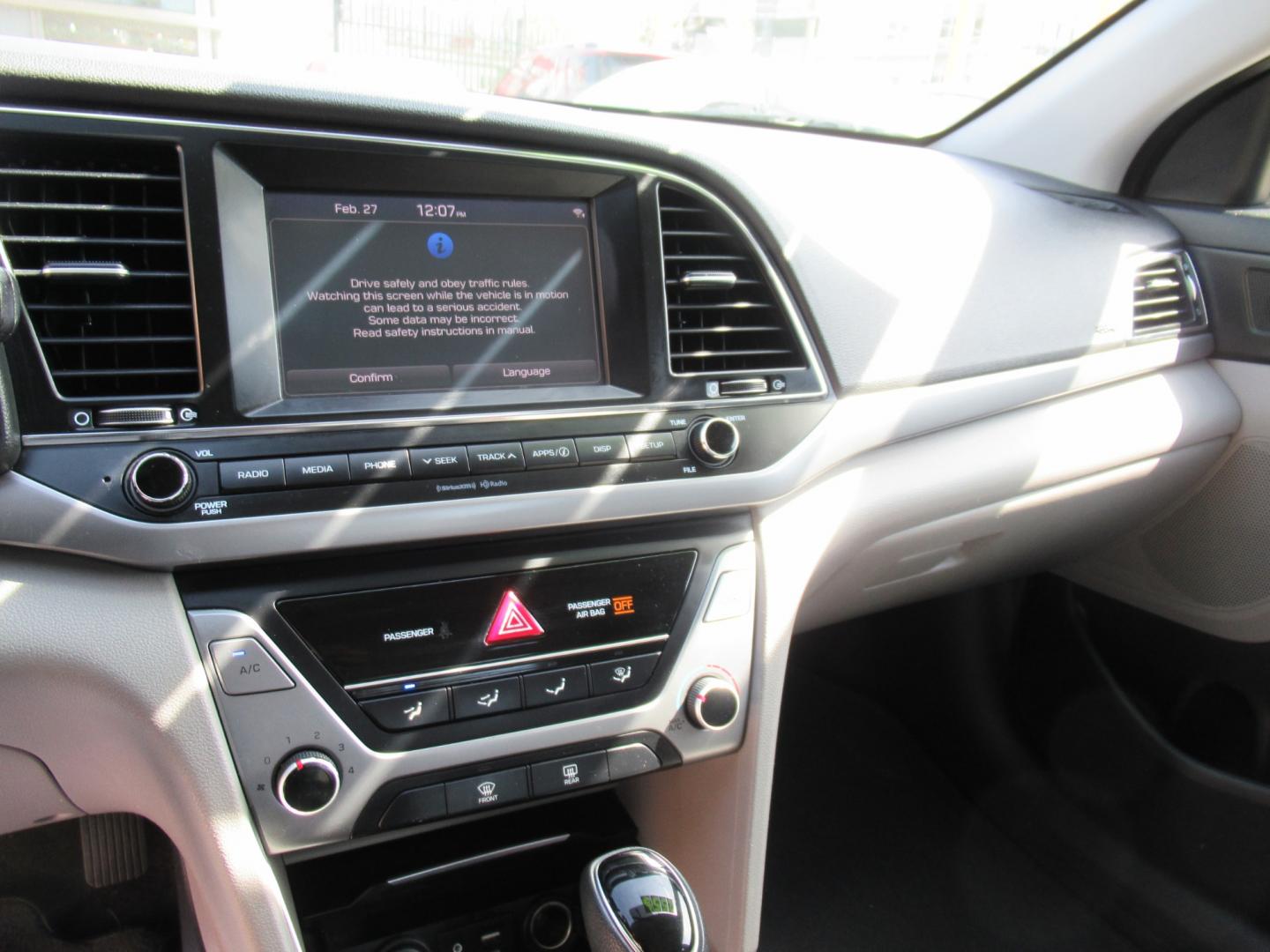 2017 Gray /Gray Hyundai Elantra Limited (5NPD84LF0HH) with an 1.8L L4 DOHC 16V engine, 6A transmission, located at 1511 North Shepherd Dr., Houston, TX, 77008, (281) 657-1221, 29.798361, -95.412560 - 2017 HYUNDAI ELANTRA SE/VALUE/LIMITED VIN: 5NPD84LF0HH003268 5 N P D 8 4 L F 0 H H 0 0 3 2 6 8 SEDAN 4 DR 2.0L I4 F DOHC 16V GASOLINE FRONT WHEEL DRIVE - Photo#4